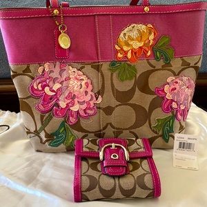 Coach Authentic Signature Floral Tote with matching wallet. EUC and HTF.